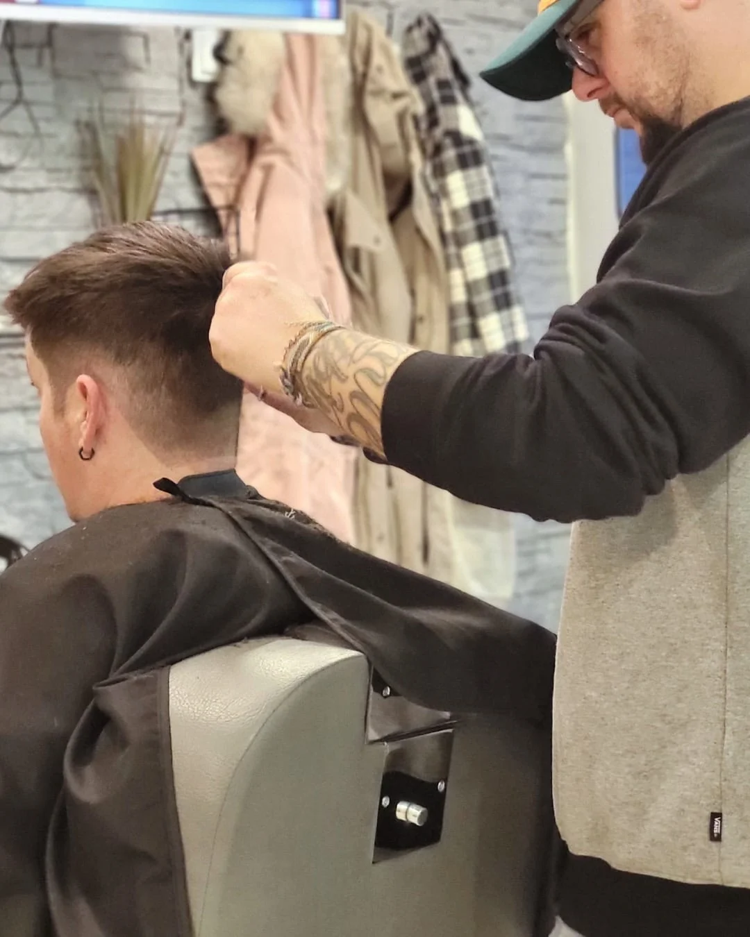 John réalisant une coupe homme au salon En tête à tête, Hyères