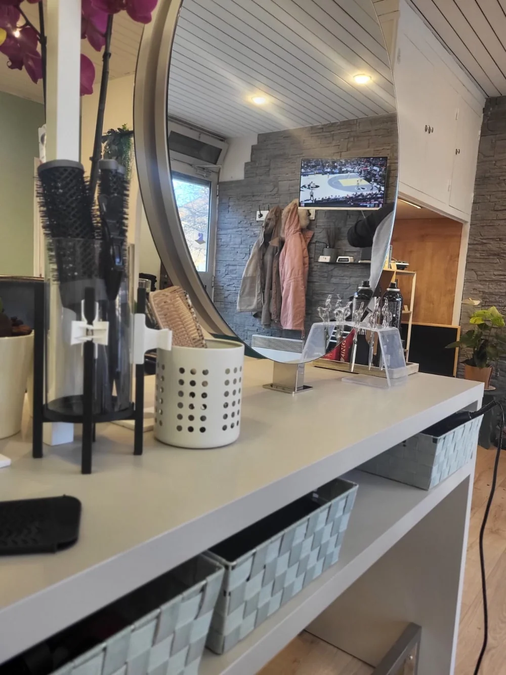 Détail d'un poste de coiffage et miroir rond