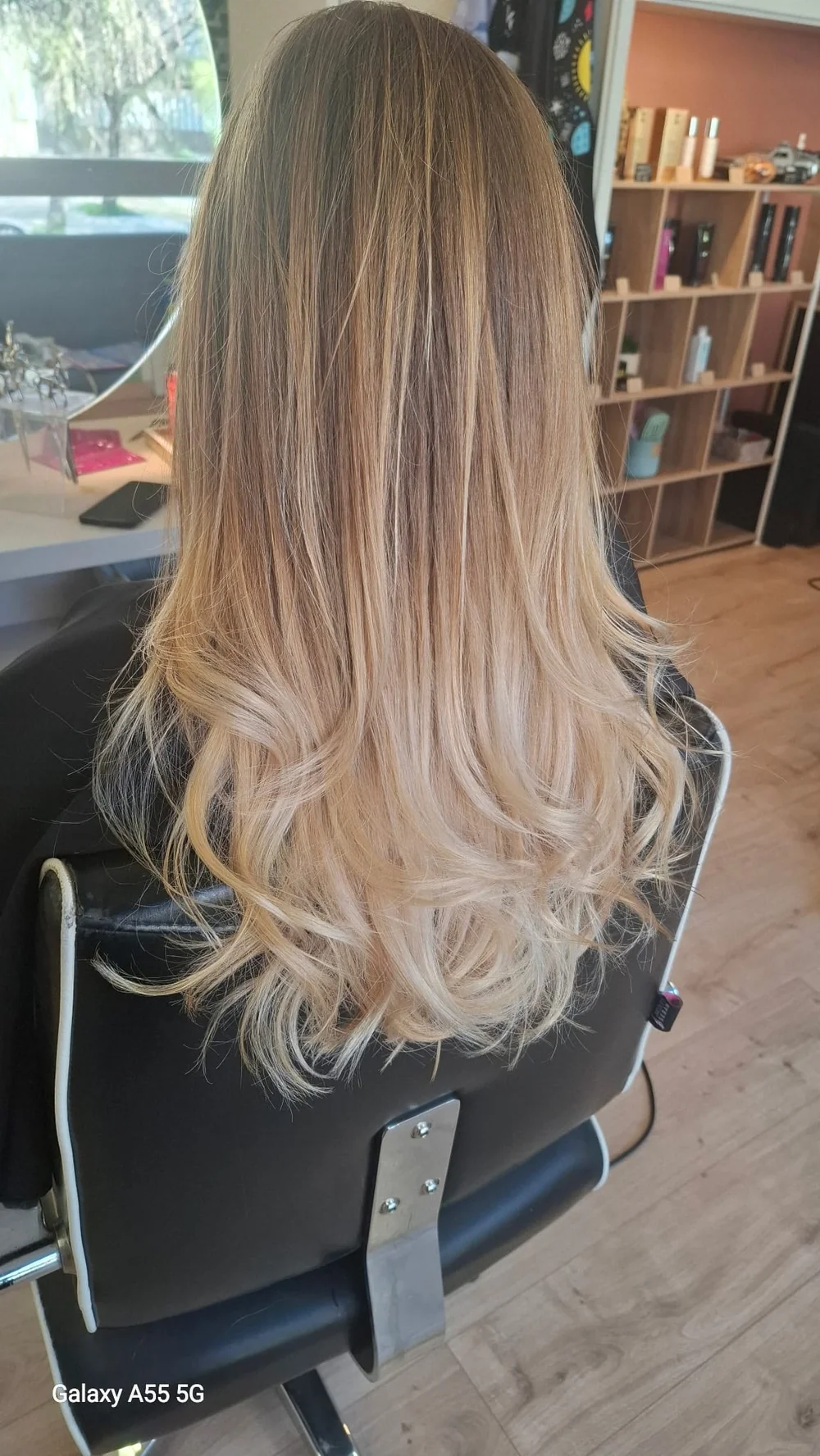Balayage blond sur cheveux longs, salon En tête à tête