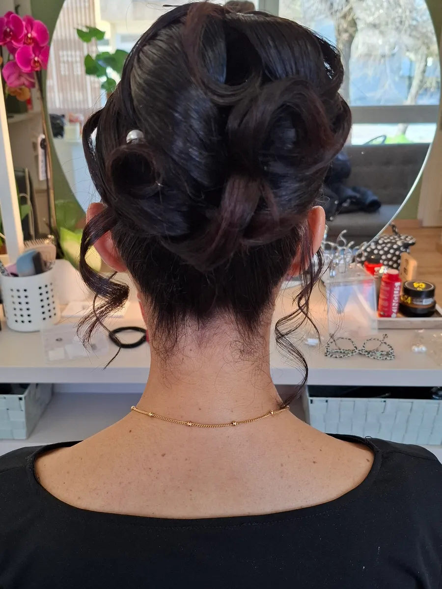Chignon de cérémonie sur cheveux bruns, salon En tête à tête à Hyères